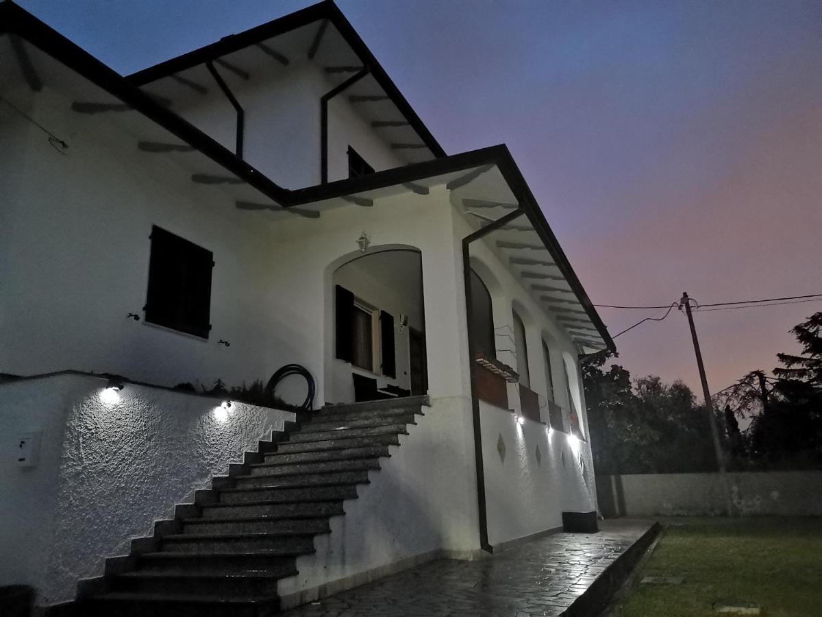 Villa Flora Affittacamere Luni المظهر الخارجي الصورة